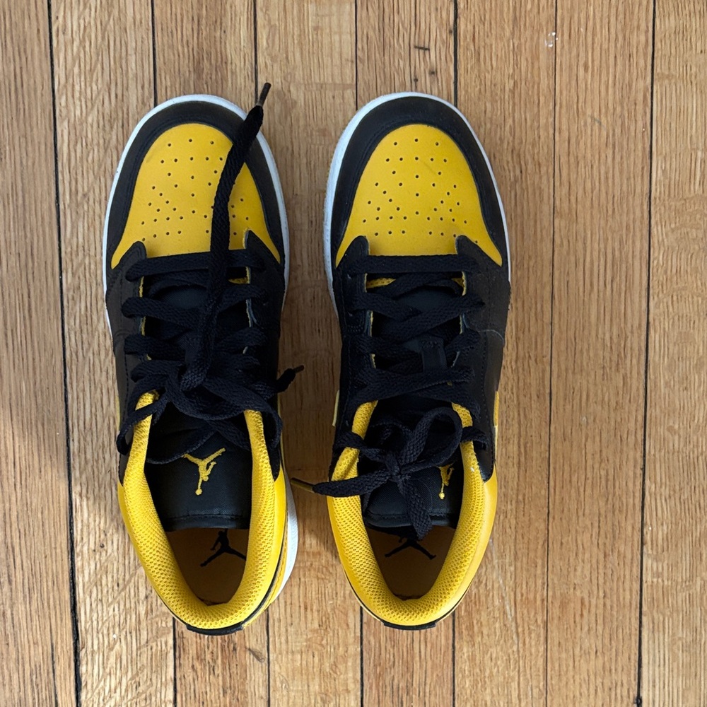 Jordan Youth Low-Top Sneakers - Black & Yellow